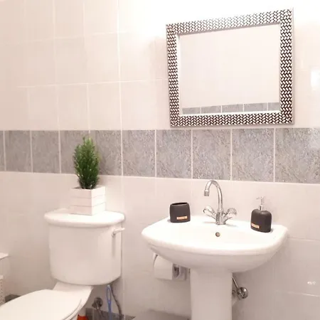 Cozy 2 Bedroom Apt With Pool, Free Wi Fi, Near Sea